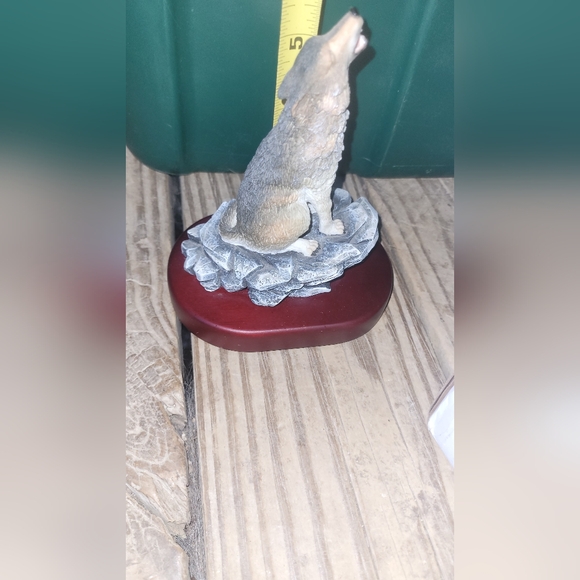 Amy & Addy Howling Wolf Figurine - Picture 1 of 4